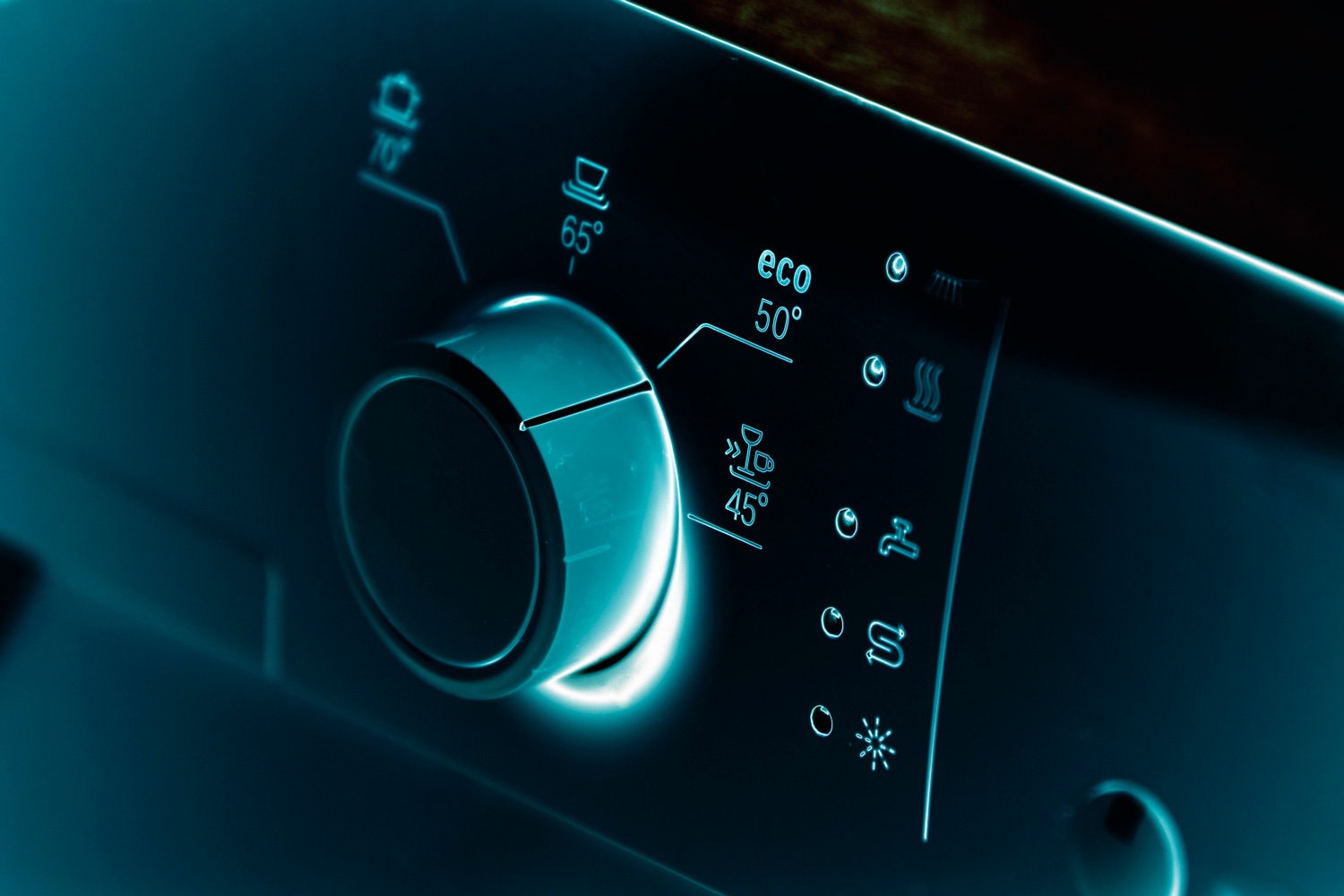 关闭洗碗机的旋转旋钮控制面板与蓝光