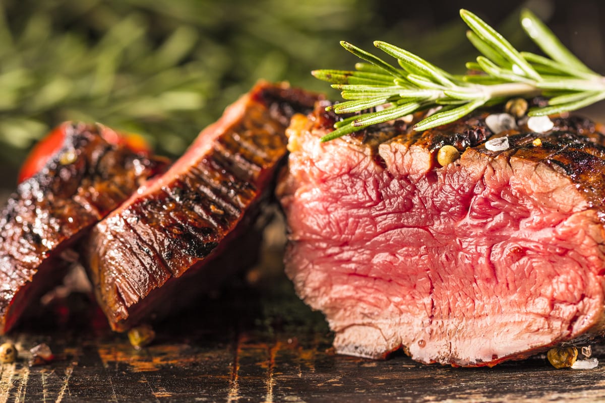 美味的菲力牛排切菜板