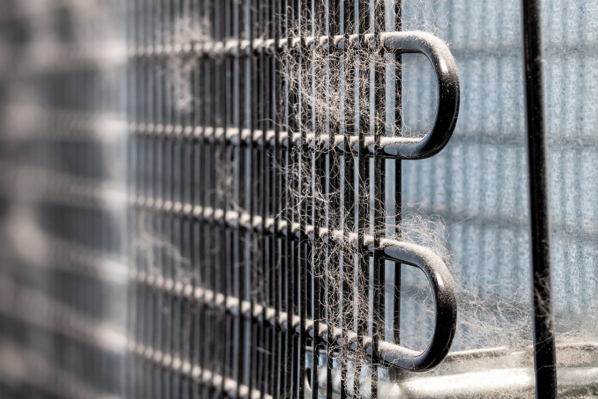 冰箱后面脏的冷却管和散热片