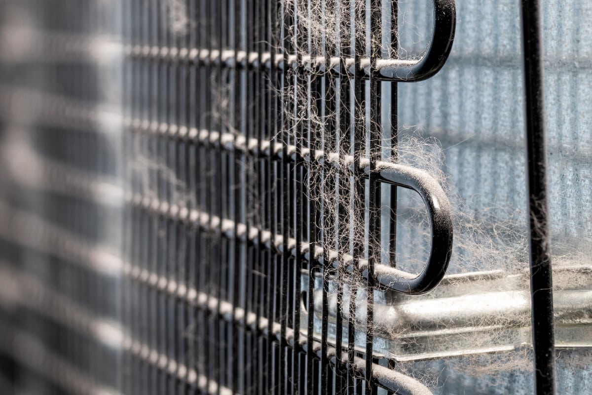 脏冷却管和散热鳍片在冰箱的后面