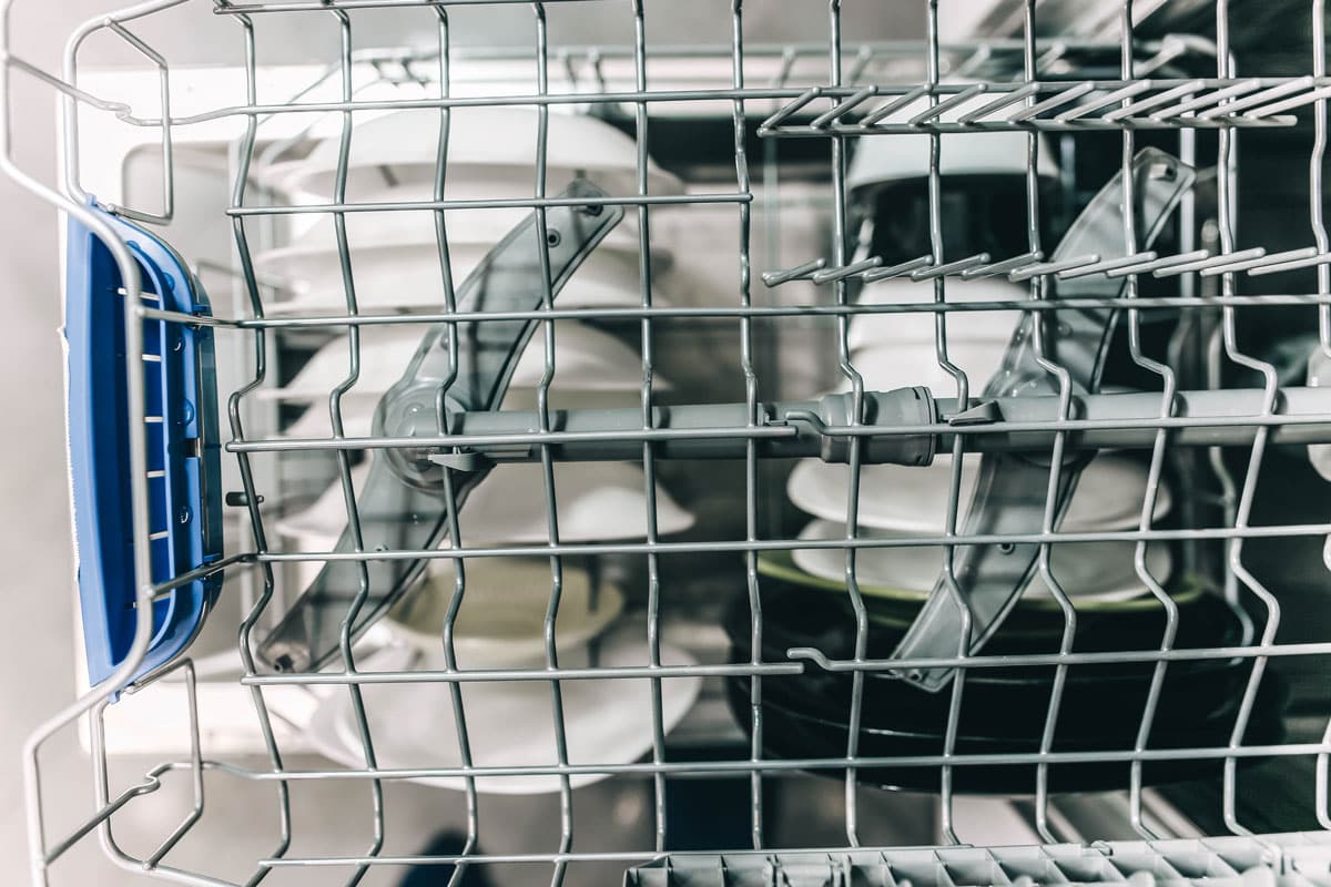 洗碗机和它的喷射臂暴露