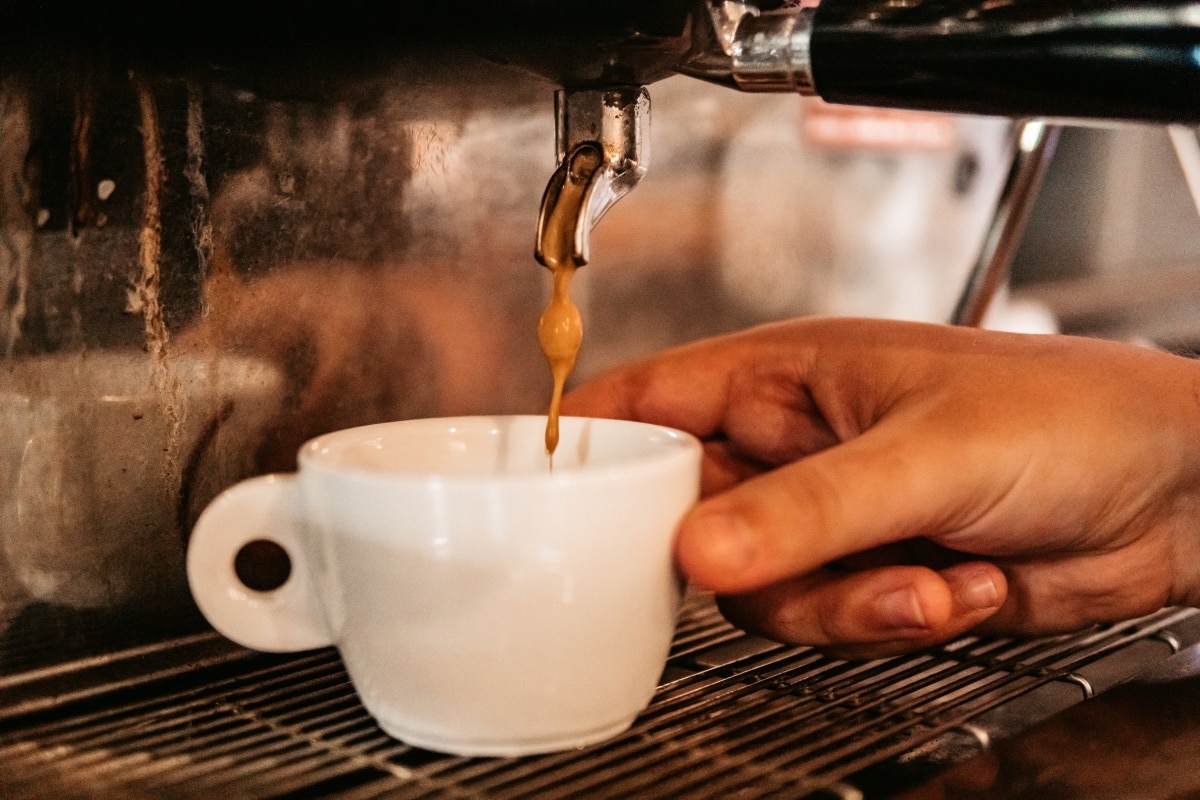 你如何判断你的Keurig是否堵塞-咖啡师在咖啡馆为顾客煮咖啡。