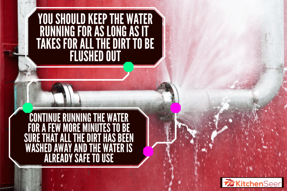 一个巨大的水泄漏的管道,水主要休息后运行多久