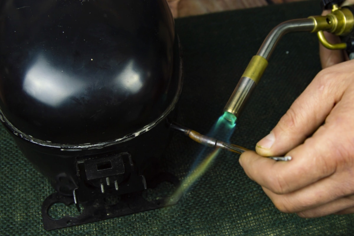 如何检查有缺陷的冰箱压缩机-冰箱修理电动压缩机焊接