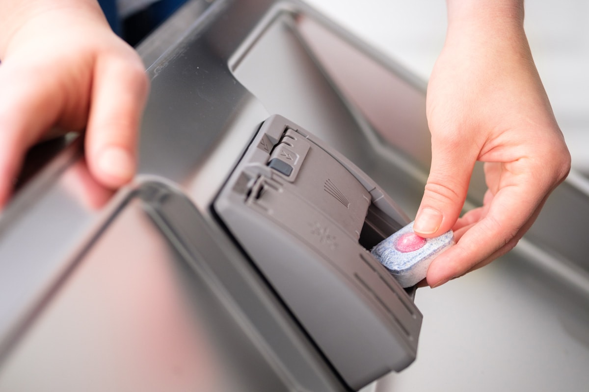 插入一个洗涤剂pod洗碗机洗涤剂分配器