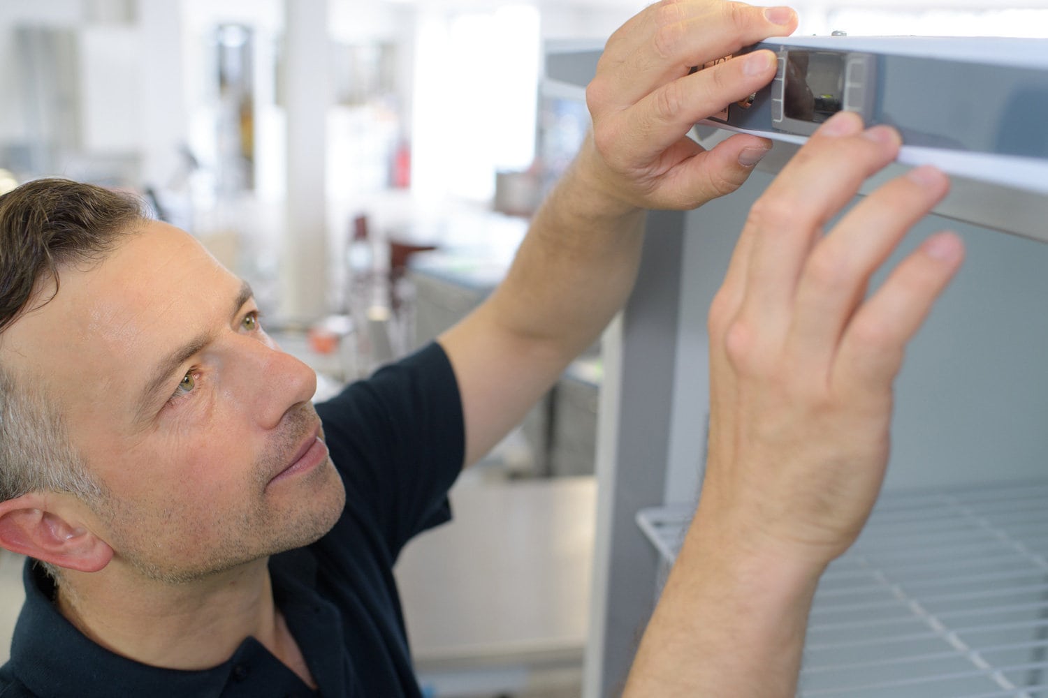 人接触温度显示在冰箱里