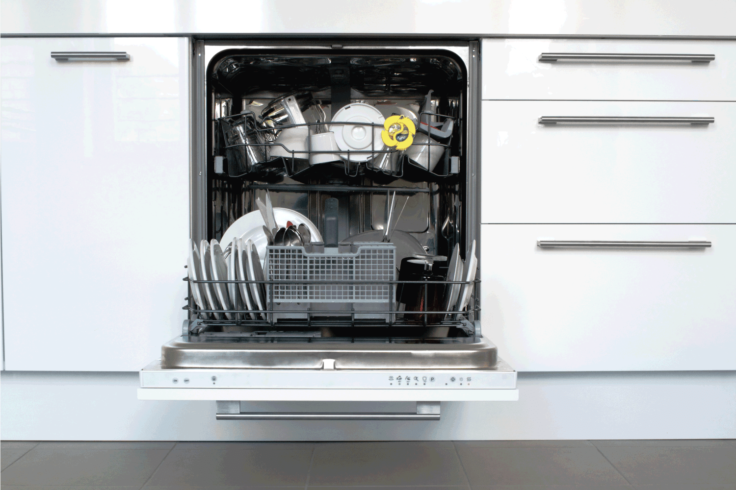 打开洗碗机脏盘子和周围的橱柜