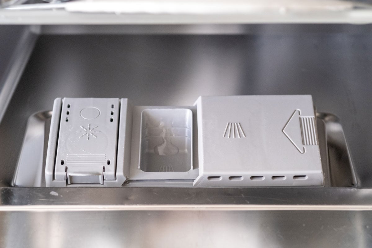 把平板电脑放进洗碗机里