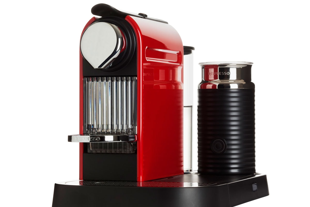 红色雀巢机在一个孤立的白色背景