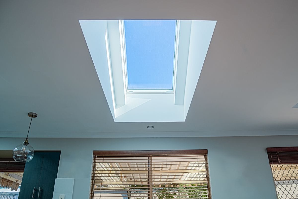 有天窗的优点是额外的自然光得到和一些冬天太阳能加热的可能性。