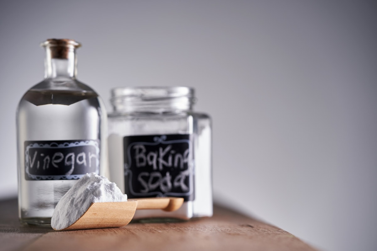 厨房桌子上白色的醋和小苏打雷电竞官网网址