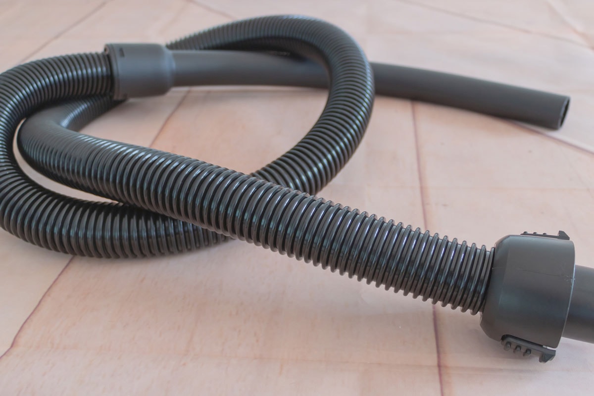 一种较大类型的黑色排水软管