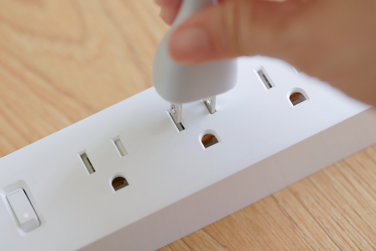 在木地板上插上电线的特写镜头