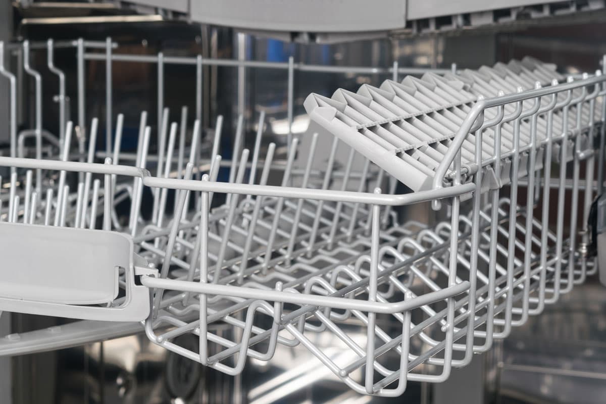 洗碗机里洗杯子的空隔间