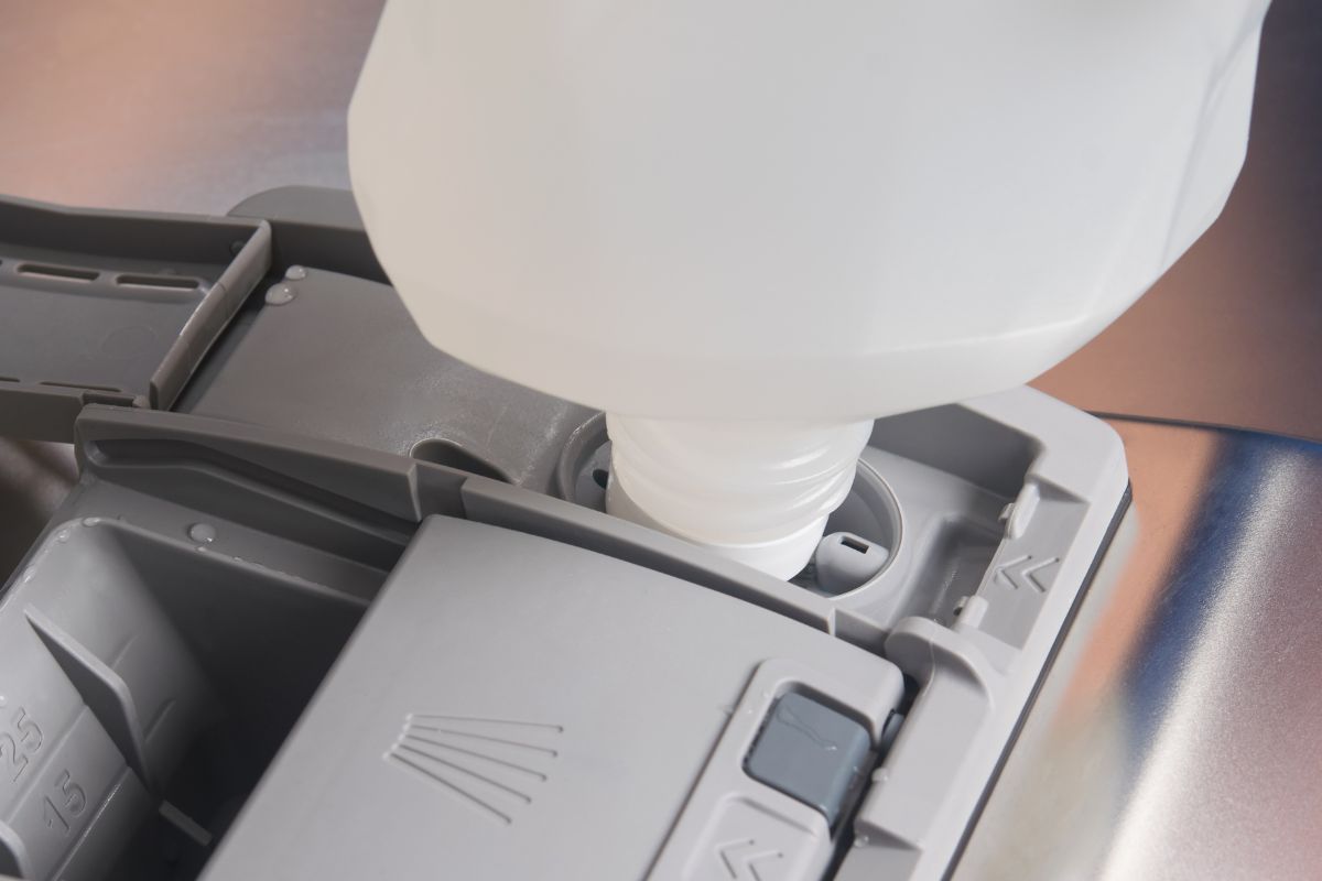 该瓶子插入洗碗机容器中，用于填充水调节器