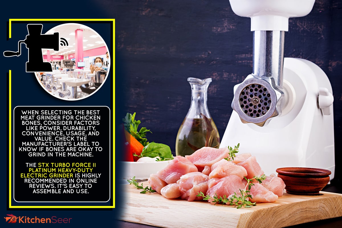 在木砧板和绞肉机上的生切碎的鸡胸肉片，最好的绞肉机为鸡骨头-如何选择?