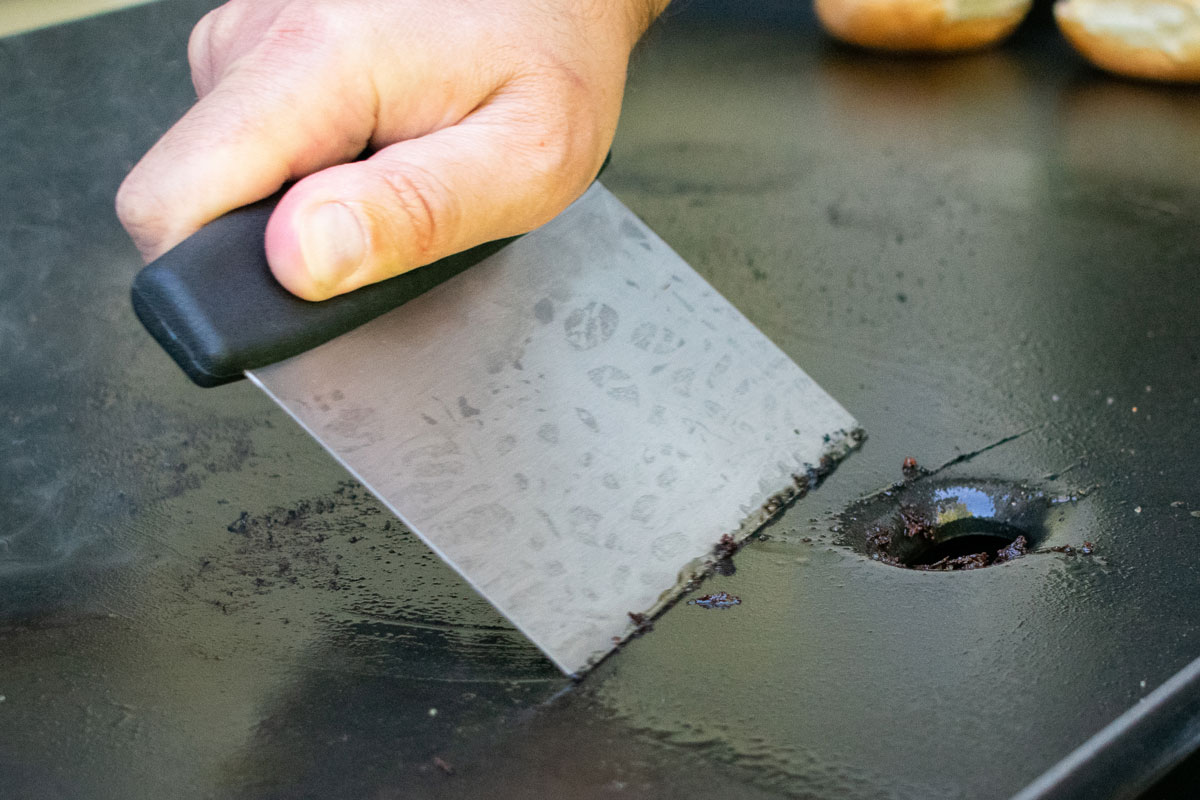 用钢清洗煎锅的人