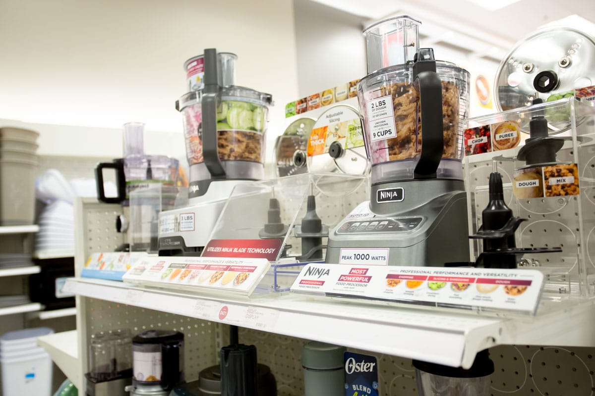 图为当地一家百货公司展示的食品加工机