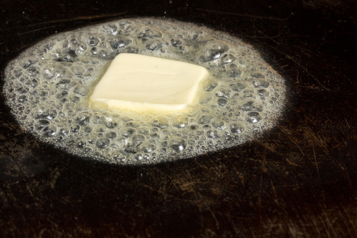 黄油融化和热烤盘上冒泡