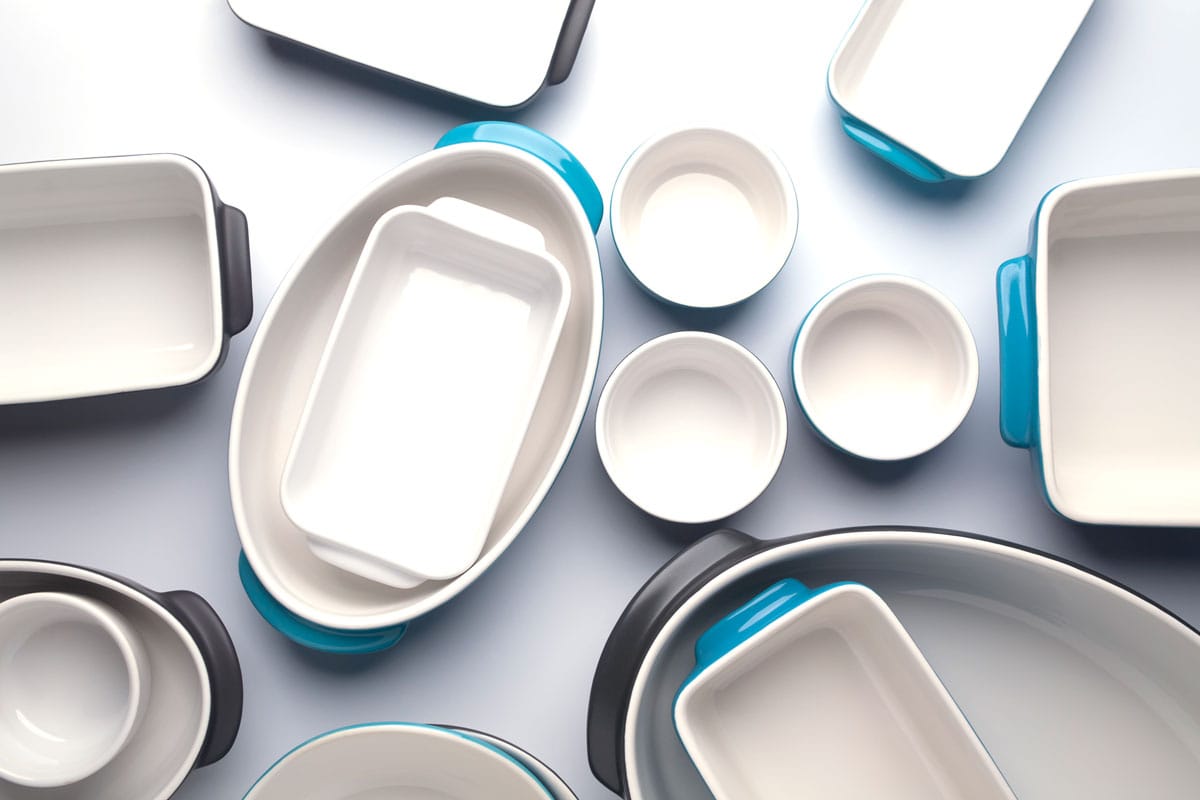 白色背景上的陶瓷烘焙用具和厨房用具雷电竞官网网址