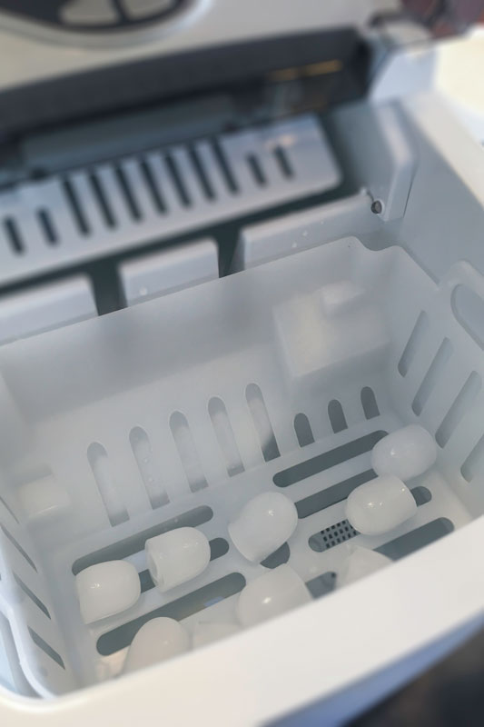 干净的冰块从自动冰