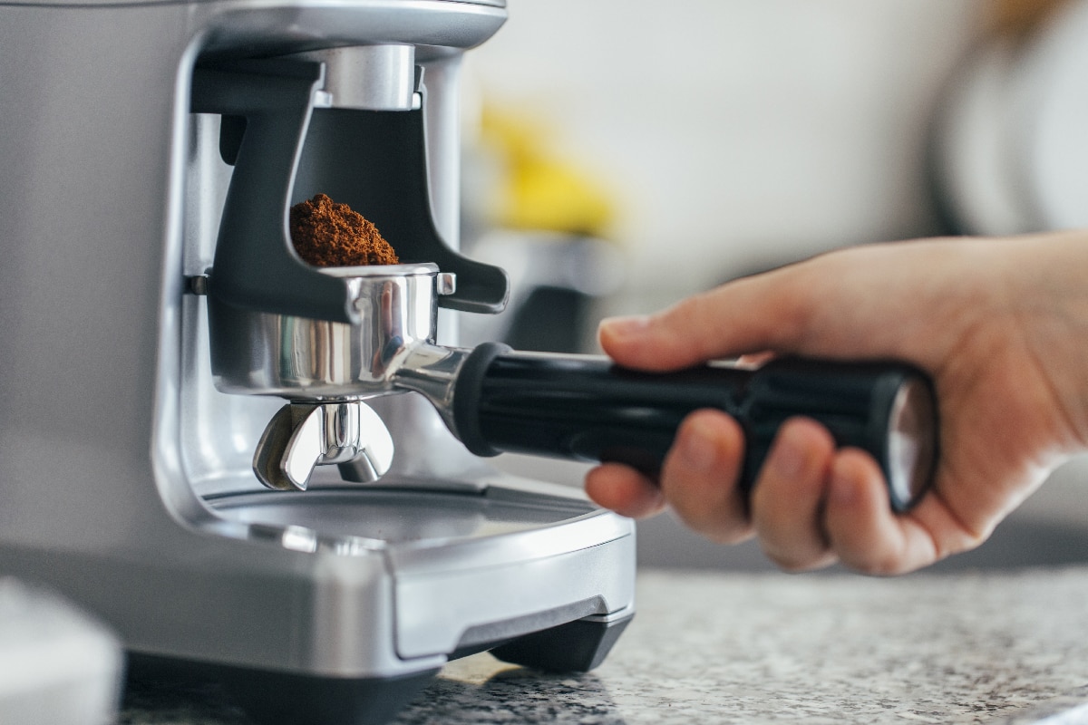 咖啡研磨机旁的过滤器里的咖啡豆