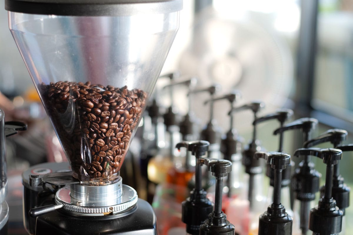 豆斗咖啡豆,咖啡机的一部分,与糖浆瓶子