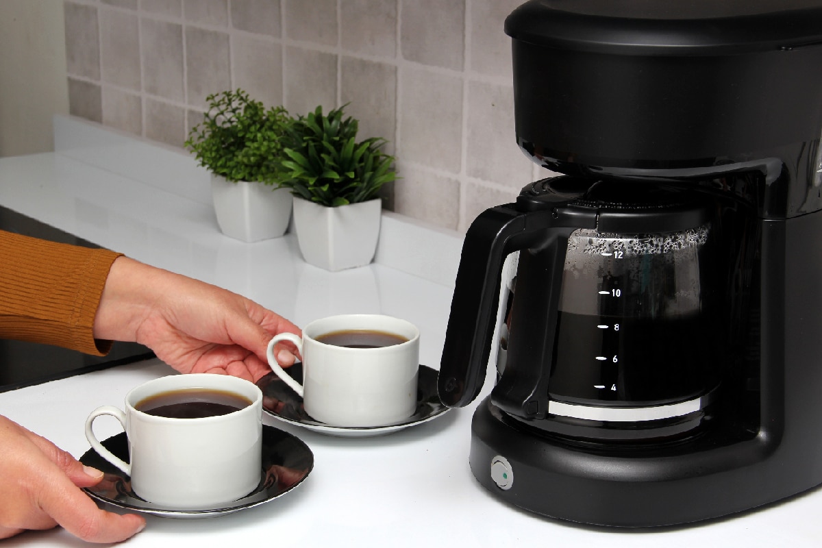 厨房台面上的咖啡机雷电竞官网网址