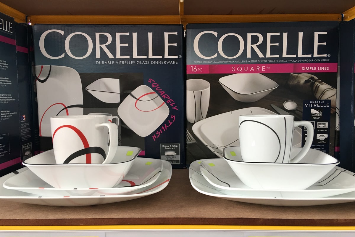 Corelle菜肴陈列在商店货架上