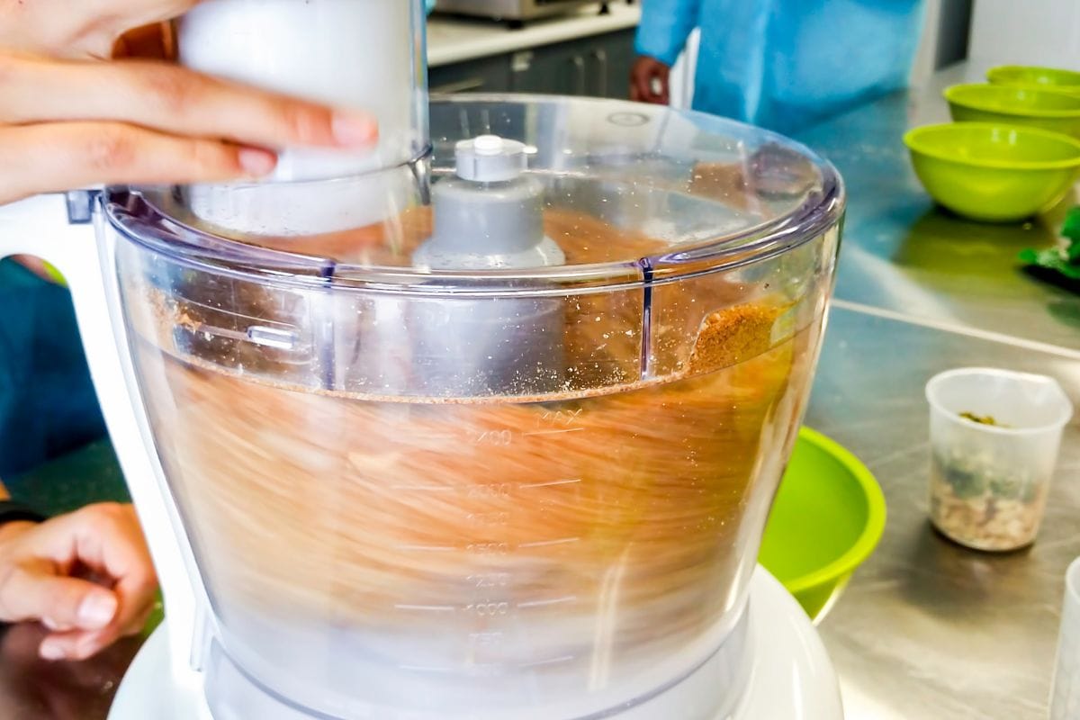 电动食品加工机在快速旋转动作的同时将各种食材混合在一起。该过程使混合碗样品内容模糊。