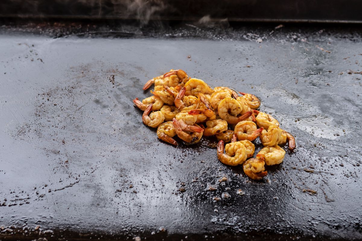 在黑石烤盘烤虾