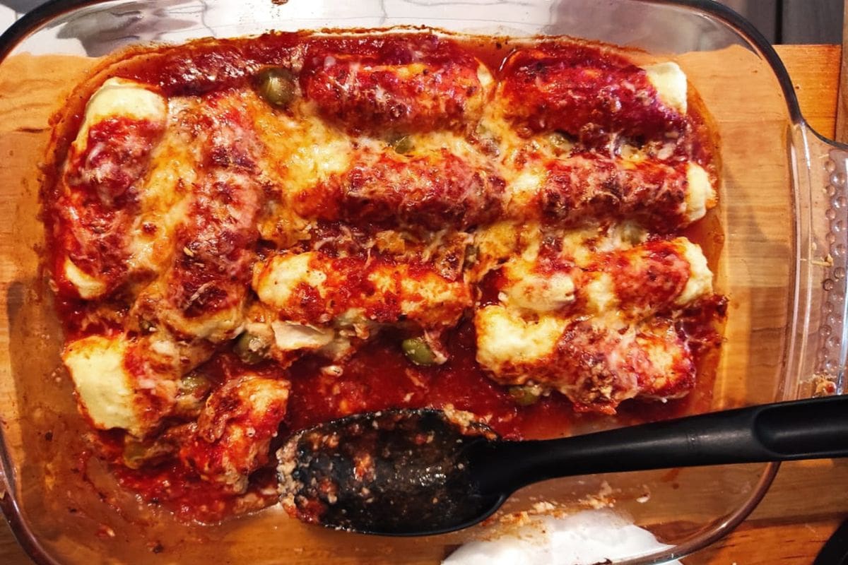 自制的烤与番茄酱——传统的法国普罗旺斯的素食油炸鸡肉饺子