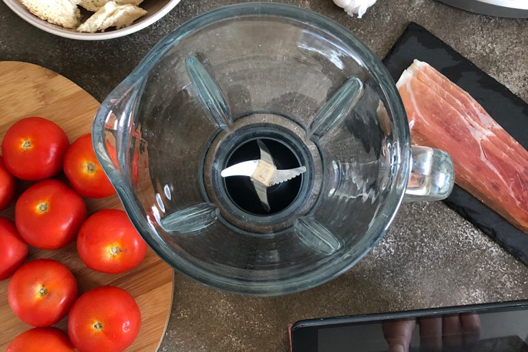 在厨房里准备西雷电竞官网网址班牙Salmorejo使用忍者搅拌机,,你能在忍者搅拌机磨碎肉吗?