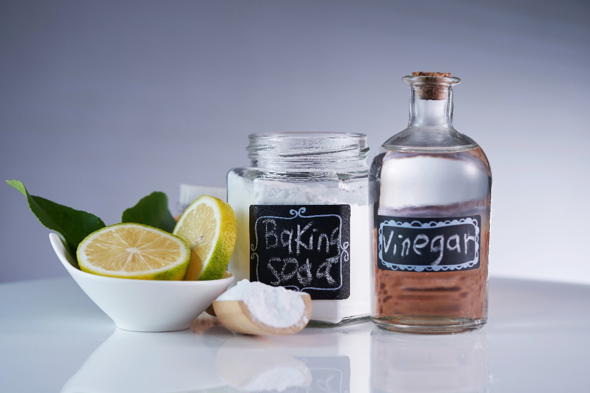 在桌面上放一罐小苏打和白醋