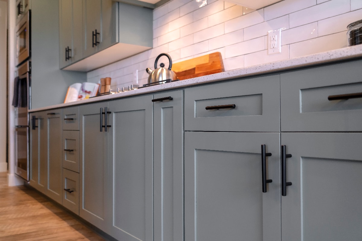 雷电竞官网网址厨柜与白色台面黑色手柄和瓦连壁