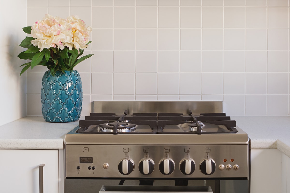 雷电竞官网网址厨房烤箱和瓷砖飞溅回来