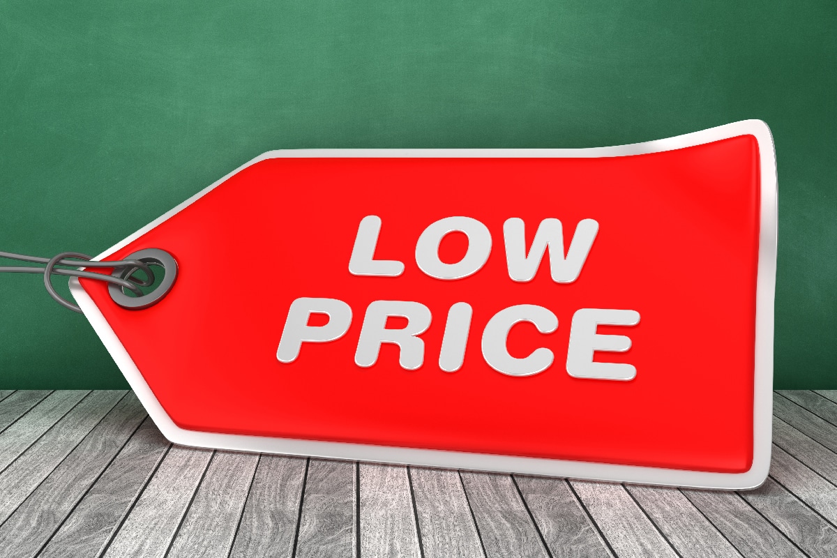 低价格标签在黑板上