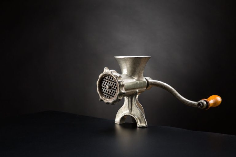 手动磨床在黑色背景,手动磨床在黑色背景上,我可以用一个绞肉机研磨谷物(Inc .)玉米),如何?