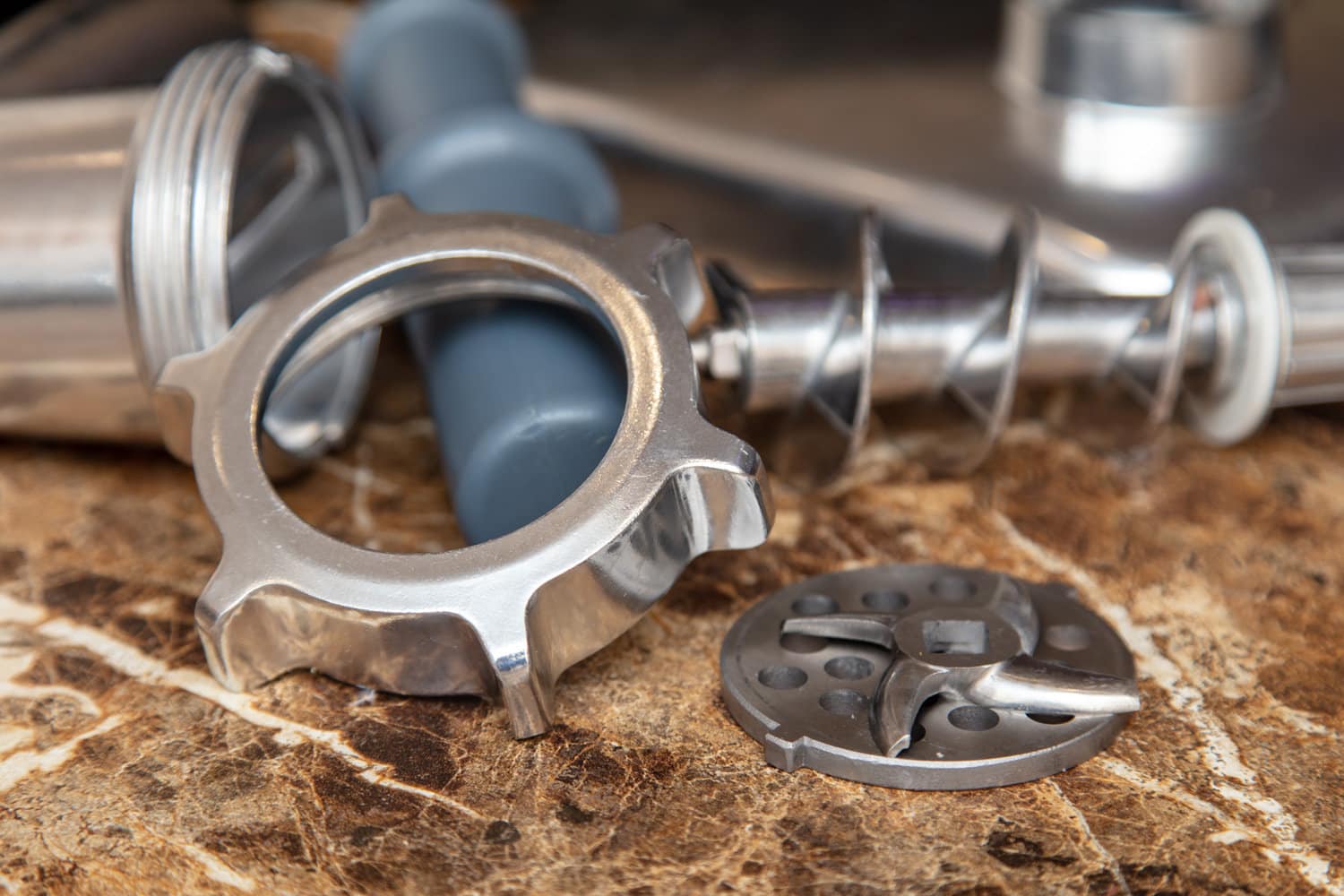 金属零件的拆卸绞肉机。特写镜头。