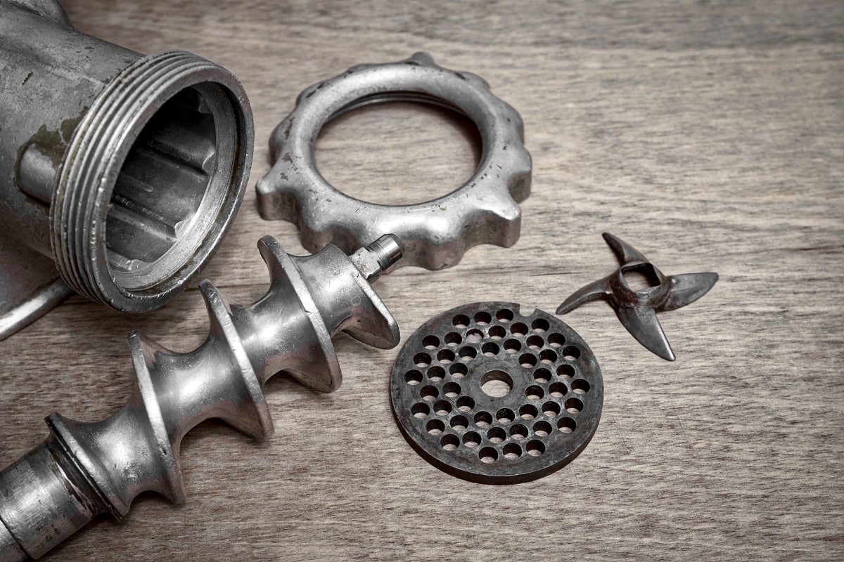 洗手和刷牙——老手动绞肉机未装配的放在桌上