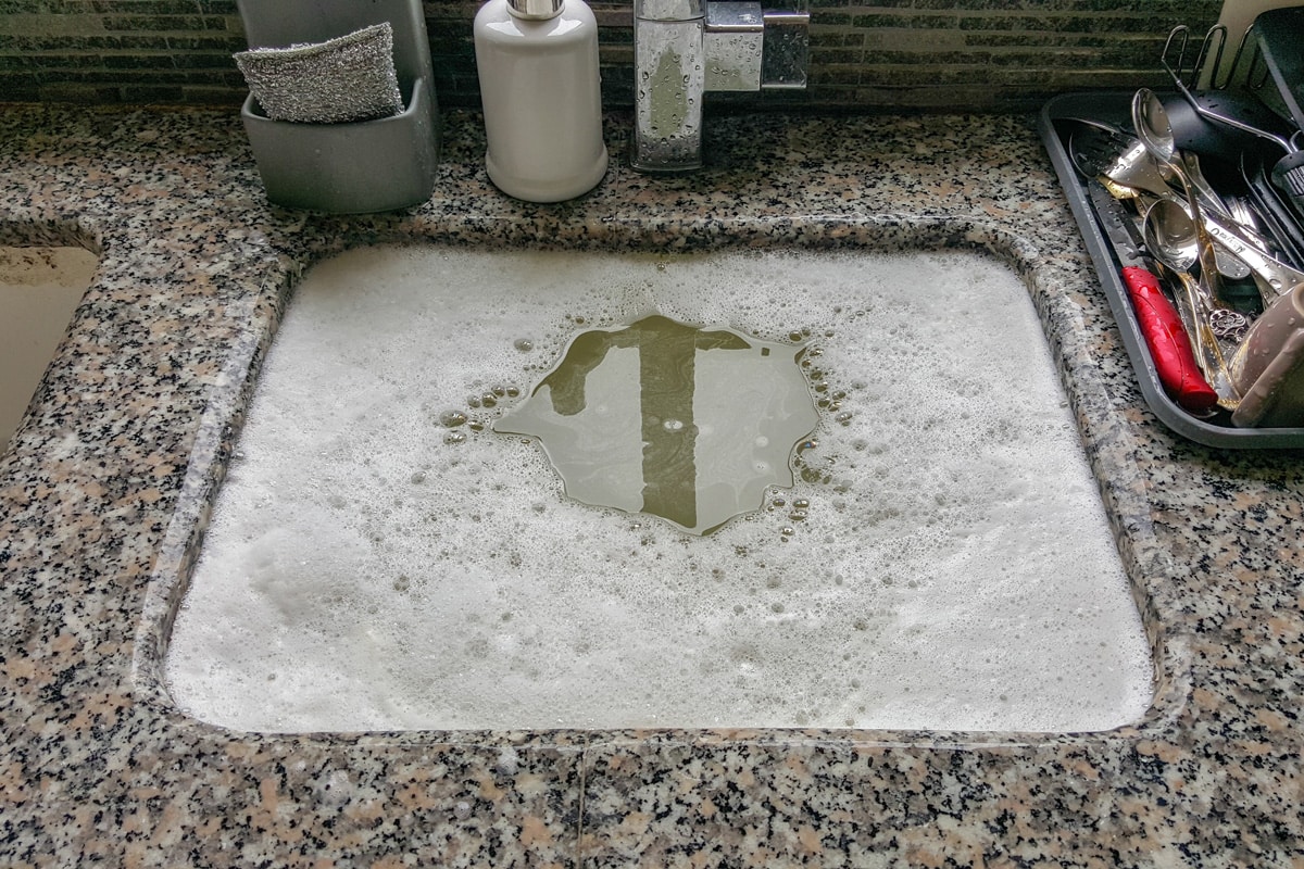 厨房水槽溢出，下水道堵塞雷电竞官网网址。管道的问题。