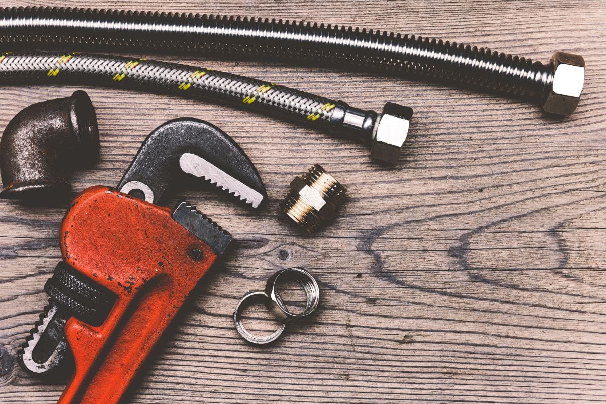 管道管道工具配件在木质表面的背景