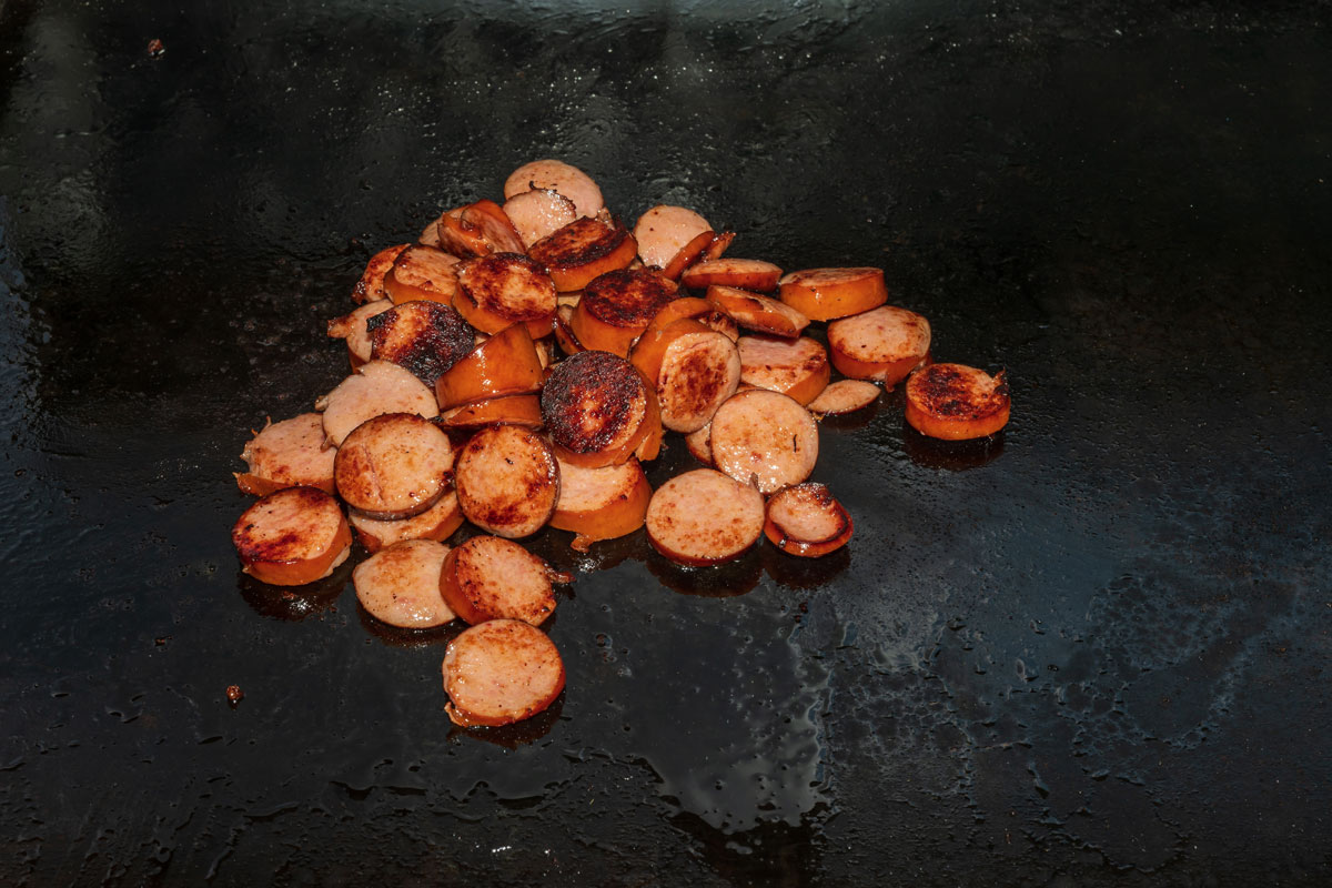 黑石煎锅上的波兰熏肠