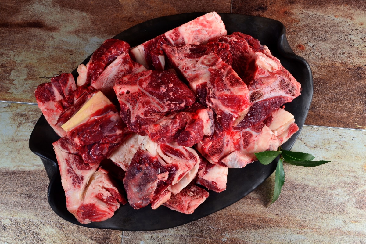 生肉骨在粘土板