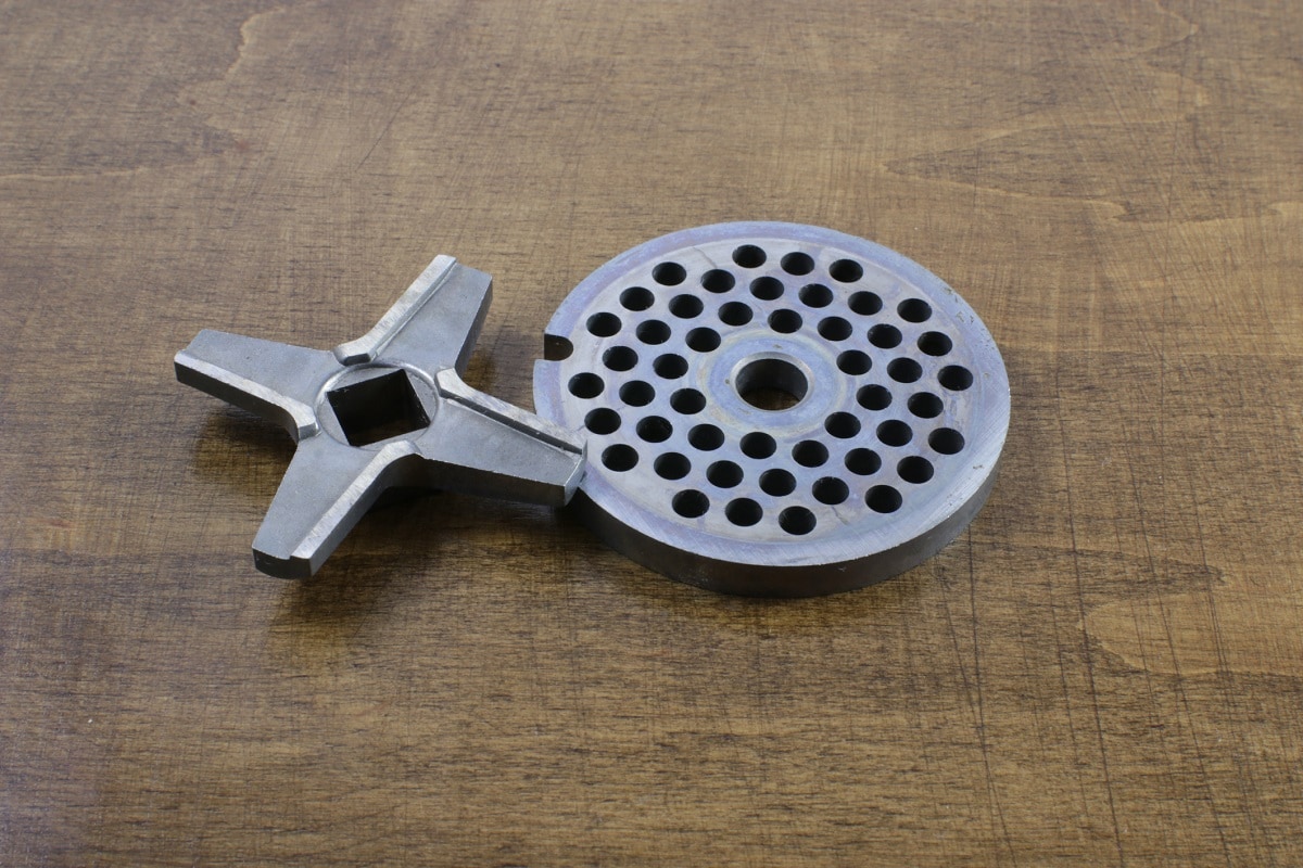 更换破损的盘子和叶片-套网格和刀电动绞肉机。