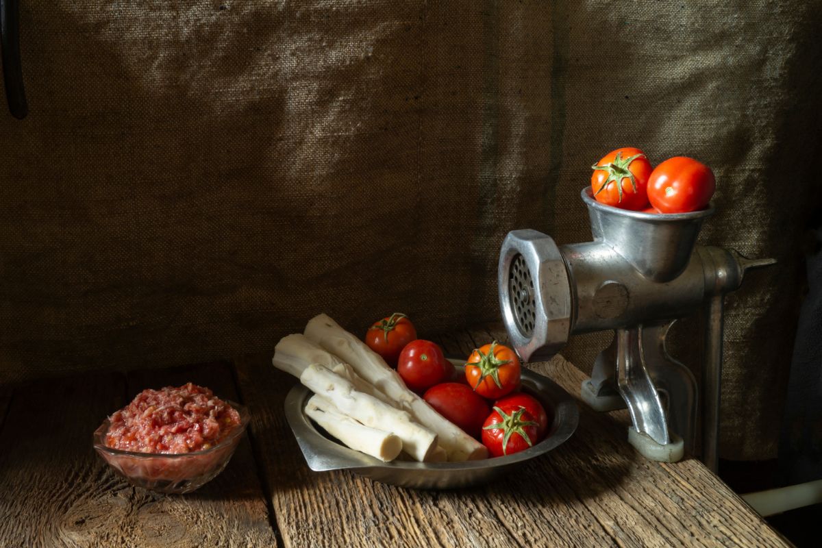 煮辣调味用的熟蔬菜。深色背景是西红柿和辣根和大蒜