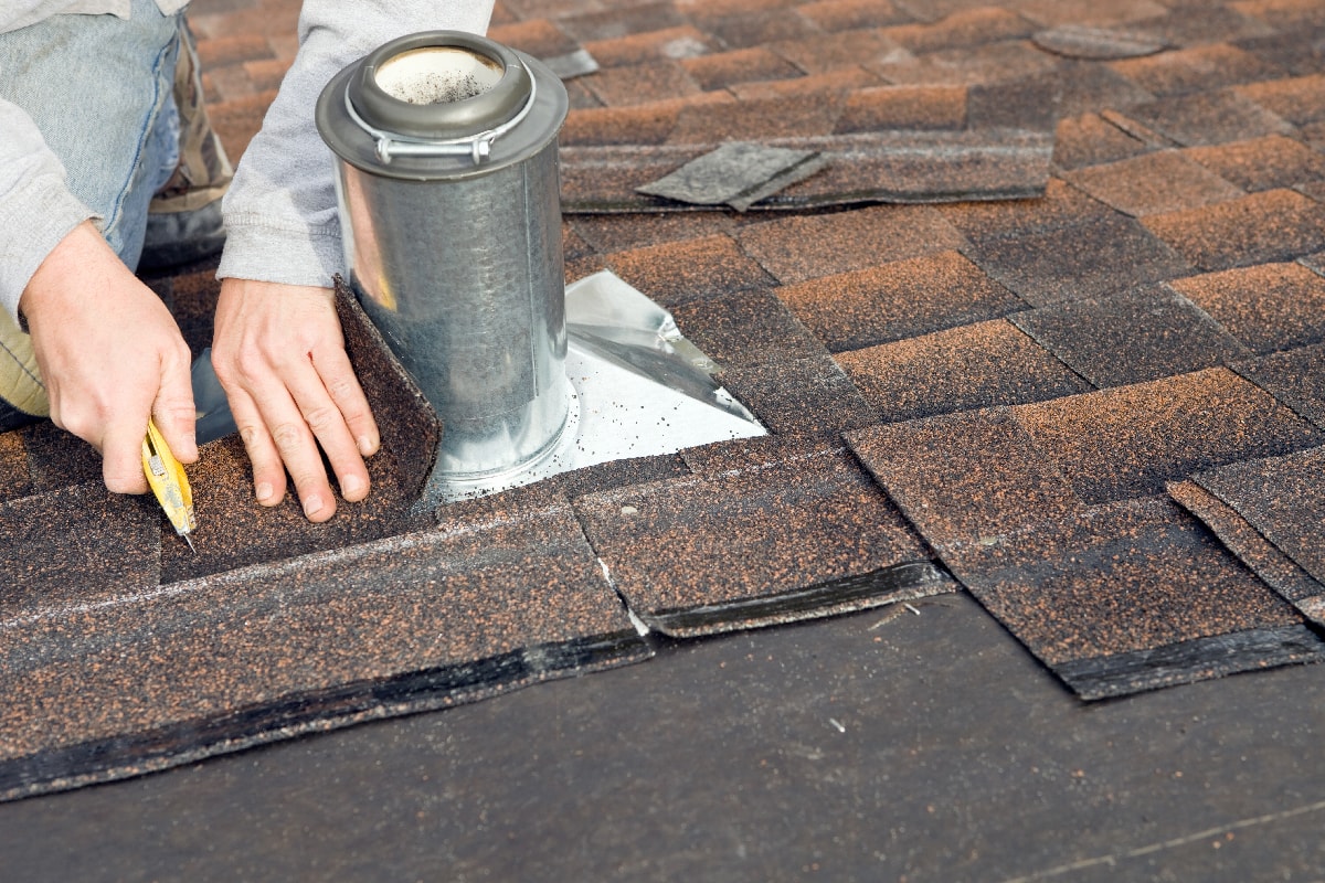盖屋顶的装饰瓦在管道通风闪烁