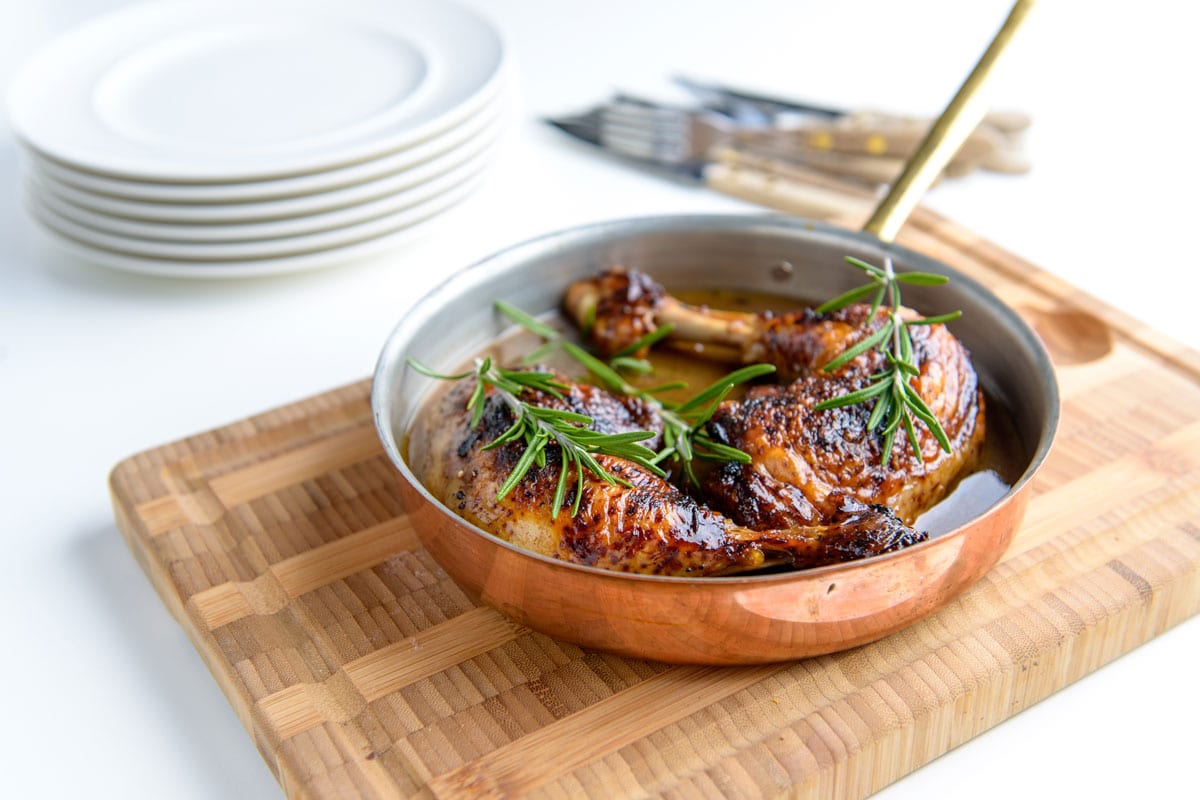 美味新鲜的鸡骨放在铜锅里，旁边放一些香草