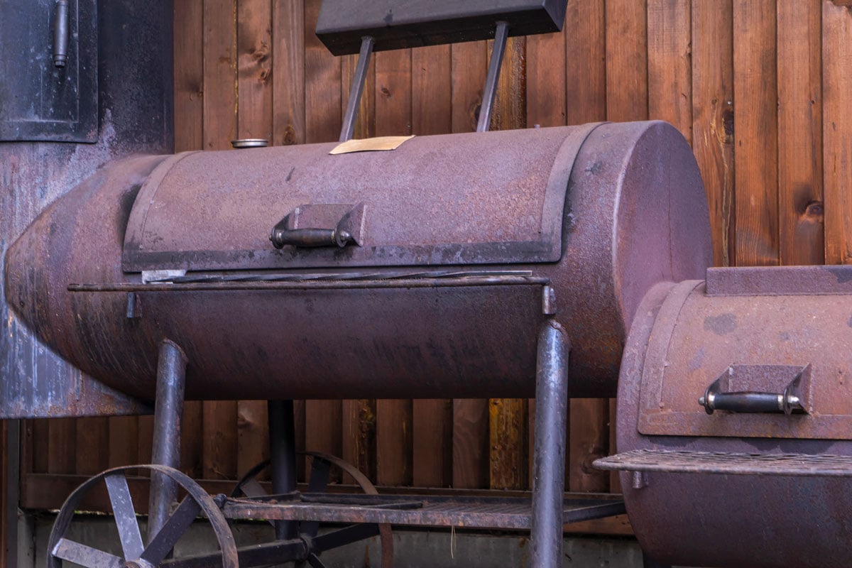 老式鼓桶在花园里烧烤