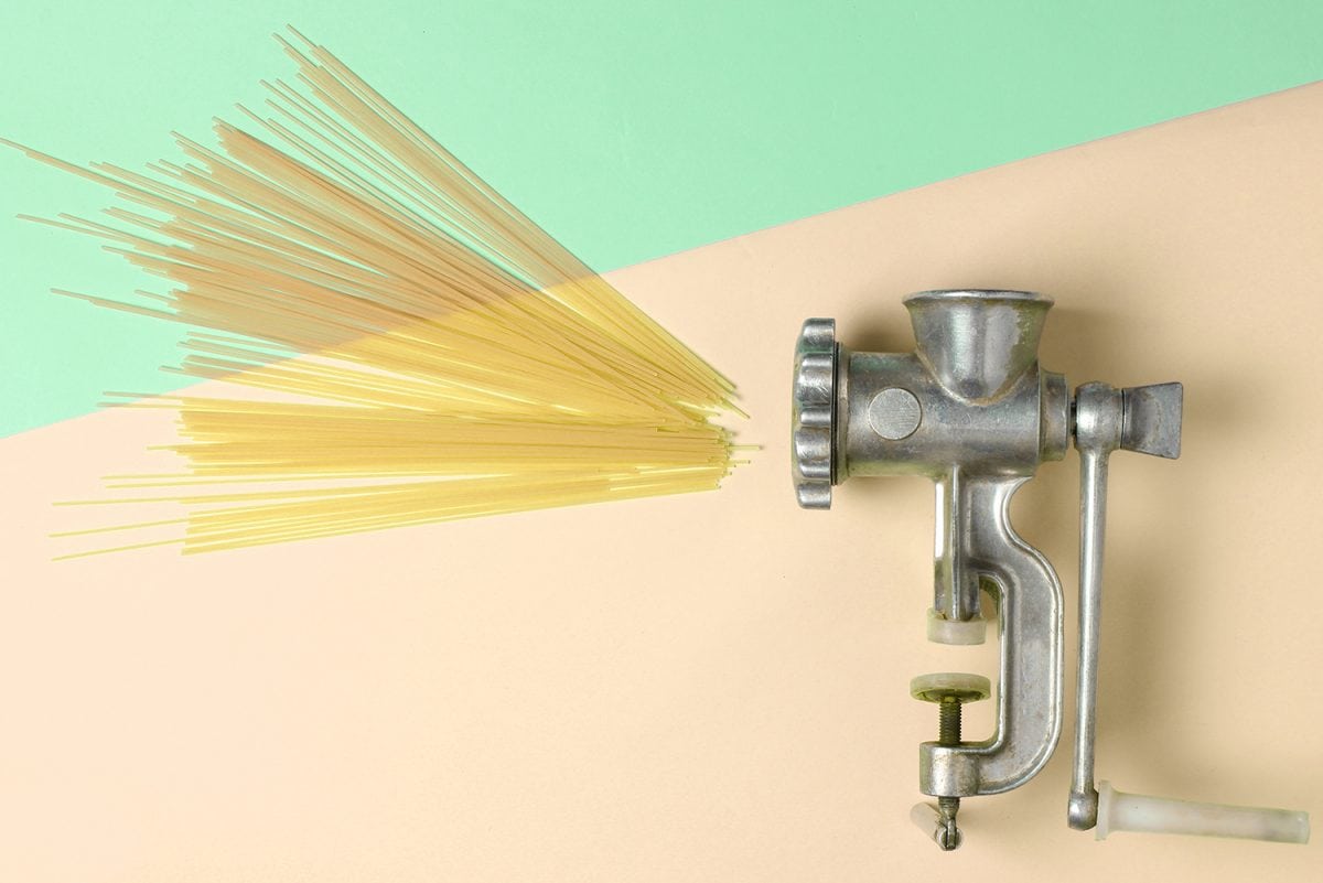 古董绞肉机和意大利面在柔和的背景,